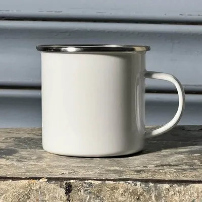 Mug enamel putih dengan bibir gelas silver