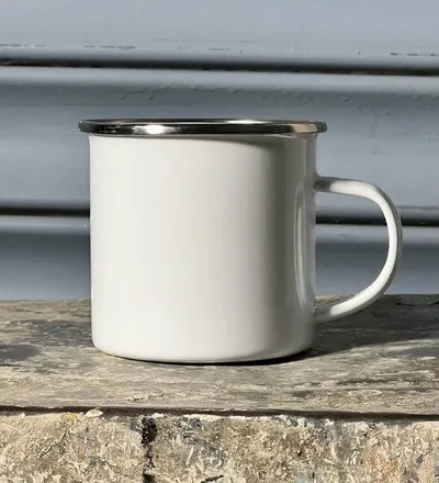 Mug enamel putih dengan bibir gelas silver