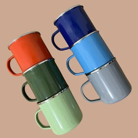 Mug enamel berbagai warna: oranye, biru tua, biru muda, hijau tua, hijau mint, dan abu-abu