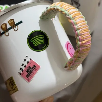 Mug enamel putih full print bergambar stiker dengan gagang rajut warna-warni
