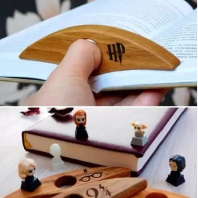 Pembatas buku dari kayu yang dipakai menahan halaman buku