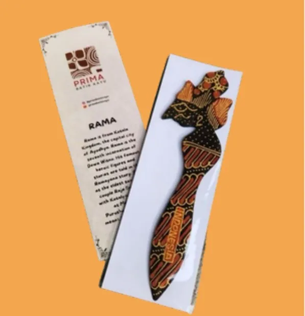 Pembatas buku bermotif wayang dalam kemasan