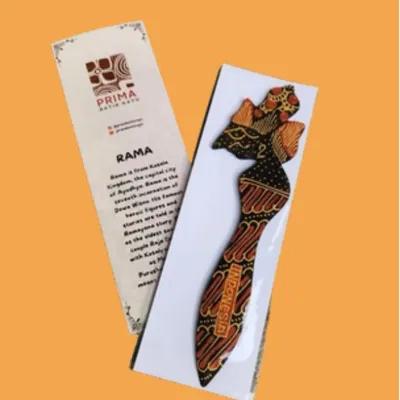 Pembatas buku bermotif wayang dalam kemasan