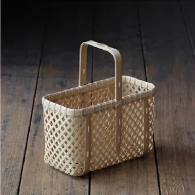 Tas keranjang anyaman bambu dengan pegangan