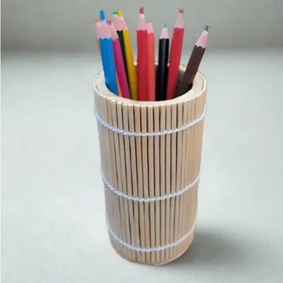 Tempat pensil dari bilah bambu berisi pensil warna
