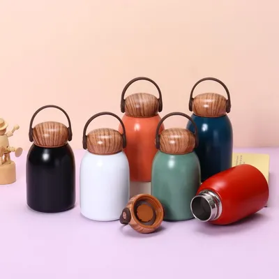 Tumbler mini berbagai warna dengan tutup bergagang motif kayu